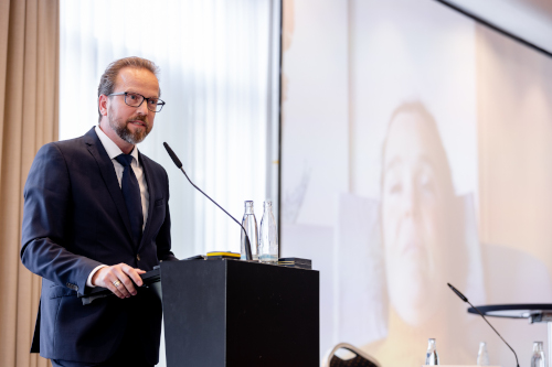 Christoph Jaschke hält Laudatio für Maria-Cristina Hallwachs auf dem MAIK 2022