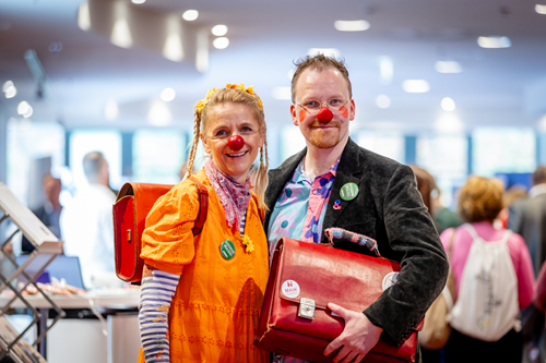 Sabine Springer und Mirco Czarnecki als Clowns "Sunny" und "Herr Schmidtchen" auf dem MAIK Kongress 2024