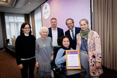 Verleihung MAIK Award 2024 für Amelie Cartolano von Daniel Klein und Christoph Jaschke überreicht. Laudation von Katharina Dezelske. Kongresspräsidentinnen Dr. Maria Panzer und Dr. Lena Panzer-Selz