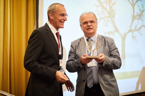Dr. med. Kurt Wollinsky übergibt MAIK Award an Dr. med. Paul Diesener