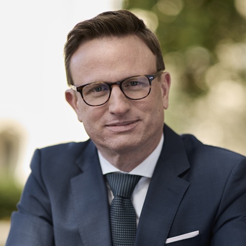 Porträt Prof. Dr. med. Hans Theiss MdB