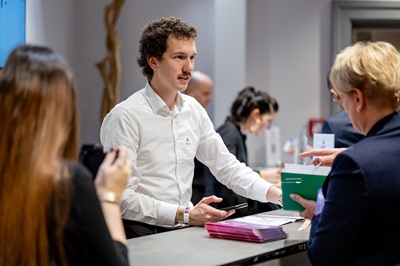 Begrüßung der Gäste des 18. MAIK Kongresses am Kongresscounter