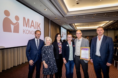 Christoph Jaschke, Dr. Maria Panzer, Dr. Lena Panzer-Selz, Preisträgerin Christine Wagner-Behrendt und Preisträger Markus Behrendt gemeinsam mit Daniel Klein, CEO der DEUTSCHENFACHPFLEGE